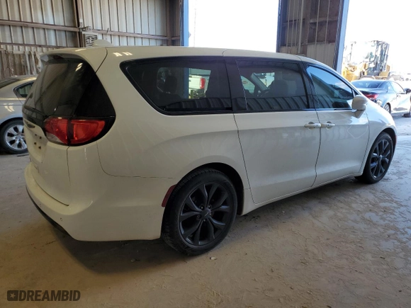2019 Chrysler Pacifica Touring Plus with VIN 2C4RC1FGXKR638774, listed as a Copart auction lot 81221604 with 103,899 mi miles and Salvage Title. Bid and sale history available at carsss.com. Image 3.