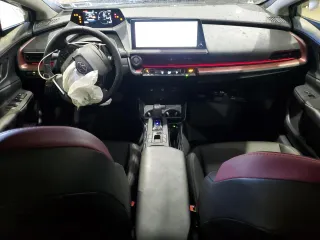 2024 Toyota Prius SE z VIN JTDACACU4R3034180, wystawiony jako Copart lot #46998625 z przebiegiem 5 288 mil mil oraz Szkoda całkowita • Salvage title. Historia ofert i sprzedaży dostępna na DreamBid. Obrazek 8.