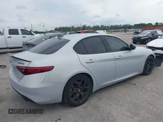 2021 Alfa Romeo Giulia z VIN ZARFAMAN8M7647659, wystawiony jako IAAI lot #41721671 z przebiegiem 49 213 mil mil oraz . Historia ofert i sprzedaży dostępna na DreamBid. Obrazek 4.