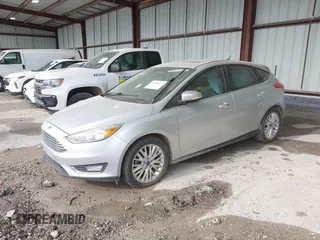 2015 Ford Focus Titanium z VIN 1FADP3N2XFL348149, wystawiony jako IAAI lot #41983021 z przebiegiem 208 765 mil mil oraz . Historia ofert i sprzedaży dostępna na DreamBid. Obrazek 17.