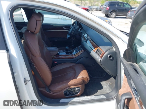 2011 Audi A8 z VIN WAUAVAFD7BN021601, wystawiony jako IAAI lot #42233726 z przebiegiem 182 583 mil mil oraz . Historia ofert i sprzedaży dostępna na DreamBid. Obrazek 5.