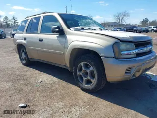 2006 Chevrolet TrailBlazer LS with VIN 1GNDS13S462328945, listed as a IAAI auction lot 41587684 with 232,076 mi miles. Bid and sale history available at carsss.com. Image 1.