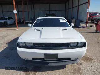 2013 Dodge Challenger SXT z VIN 2C3CDYAG7DH540656, wystawiony jako IAAI lot #41968868 z przebiegiem 110 907 mil mil oraz . Historia ofert i sprzedaży dostępna na DreamBid. Obrazek 13.