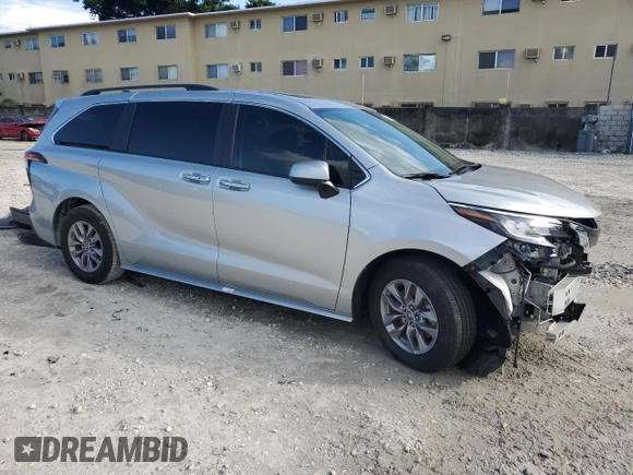 2022 Toyota Sienna XLE with VIN 5TDYRKECXNS116933, listed as a Copart auction lot 75859424 with 45,732 mi miles and Salvage Title. Bid and sale history available at carsss.com. Image 4.