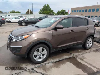 2013 Kia Sportage LX z VIN KNDPBCA29D7458904, wystawiony jako Copart lot #59175745 z przebiegiem 100 719 mil mil oraz Szkoda całkowita • Salvage title. Historia ofert i sprzedaży dostępna na DreamBid. Obrazek 1.