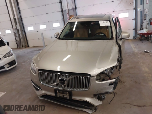 2016 Volvo XC90 T6 Inscription z VIN YV4A22PL7G1015431, wystawiony jako IAAI lot #41765381 z przebiegiem 83 471 mil mil oraz . Historia ofert i sprzedaży dostępna na DreamBid. Obrazek 13.