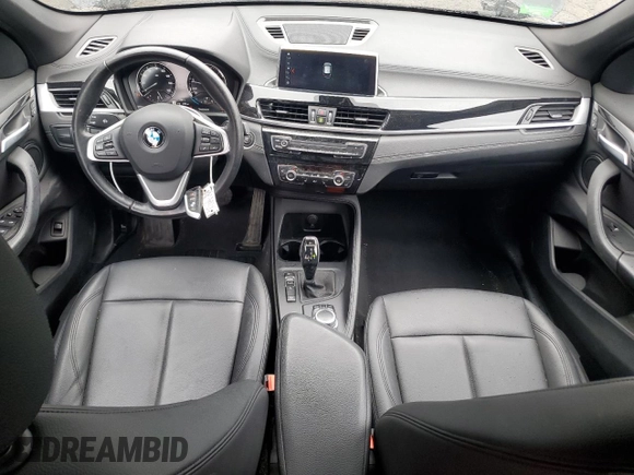 2021 BMW X1 xDrive28i z VIN WBXJG9C06M5T76049, wystawiony jako Copart lot #51816115 z przebiegiem 59 656 mil mil oraz Szkoda całkowita • Salvage title. Historia ofert i sprzedaży dostępna na DreamBid. Obrazek 8.