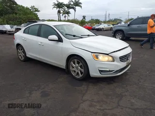 2015 Volvo S60 T5 Drive-E z VIN YV126MFJ1F1363824, wystawiony jako IAAI lot #41381435 z przebiegiem 79 120 mil mil oraz . Historia ofert i sprzedaży dostępna na DreamBid. Obrazek 1.