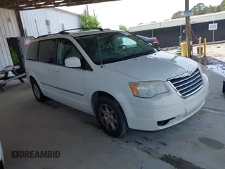 2010 Chrysler Town & Country Touring z VIN 2A4RR5D18AR188314, wystawiony jako IAAI lot #42290075 z przebiegiem 174 120 mil mil oraz . Historia ofert i sprzedaży dostępna na DreamBid. Obrazek 1.