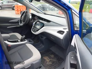 2020 Chevrolet Bolt EV LT z VIN 1G1FW6S0XL4145254, wystawiony jako IAAI lot #42255536 z przebiegiem 16 691 mil mil oraz . Historia ofert i sprzedaży dostępna na DreamBid. Obrazek 5.