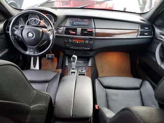 2013 BMW X6 xDrive50i z VIN 5UXFG8C52DL591043, wystawiony jako Copart lot #85150504 z przebiegiem 106 179 mil mil oraz Szkoda całkowita • Salvage title. Historia ofert i sprzedaży dostępna na DreamBid. Obrazek 8.