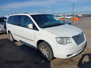 2010 Chrysler Town & Country Touring z VIN 2A4RR5D17AR348067, wystawiony jako IAAI lot #42481479 z przebiegiem 216 350 mil mil oraz . Historia ofert i sprzedaży dostępna na DreamBid. Obrazek 1.