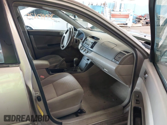 2006 Toyota Camry STD z VIN 4T1BE30KX6U645197, wystawiony jako IAAI lot #41830285 z przebiegiem 215 098 mil mil oraz . Historia ofert i sprzedaży dostępna na DreamBid. Obrazek 5.