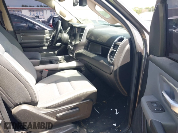 2019 Ram 1500 Big Horn z VIN 1C6RRFFG8KN743717, wystawiony jako IAAI lot #40321463 z przebiegiem 89 387 mil mil oraz . Historia ofert i sprzedaży dostępna na DreamBid. Obrazek 5.