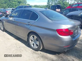 2013 BMW 5 Series 528i xDrive z VIN WBAXH5C51DD106951, wystawiony jako IAAI lot #42706710 z przebiegiem 103 802 mil mil oraz . Historia ofert i sprzedaży dostępna na DreamBid. Obrazek 3.