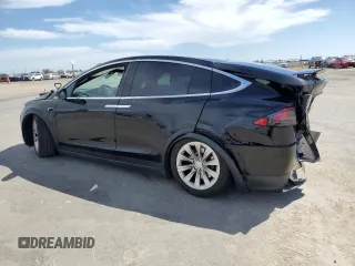 2016 Tesla Model X 70D z VIN 5YJXCDE23GF018396, wystawiony jako Copart lot #53056465 z przebiegiem 104 248 mil mil oraz Szkody całkowita. Historia ofert i sprzedaży dostępna na DreamBid. Obrazek 2.