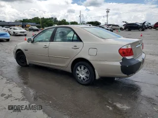 2005 Toyota Camry STD z VIN 4T1BE32K75U087837, wystawiony jako Copart lot #56735965 z przebiegiem 231 694 mil mil oraz Szkoda całkowita • Salvage title. Historia ofert i sprzedaży dostępna na DreamBid. Obrazek 2.