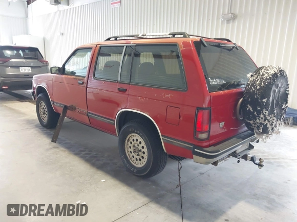 1993 Chevrolet Blazer z VIN 1GNDT13W2P2202181, wystawiony jako IAAI lot #42563244 z przebiegiem 143 439 mil mil oraz . Historia ofert i sprzedaży dostępna na DreamBid. Obrazek 3.