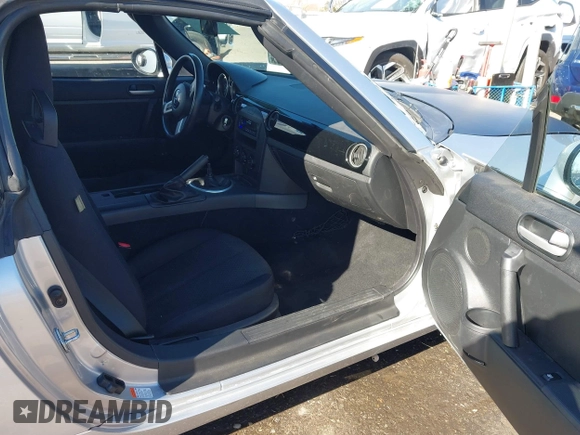 2007 Mazda MX-5 Miata Sport z VIN JM1NC25F170126965, wystawiony jako IAAI lot #41003125 z przebiegiem 99 338 mil mil oraz . Historia ofert i sprzedaży dostępna na DreamBid. Obrazek 5.