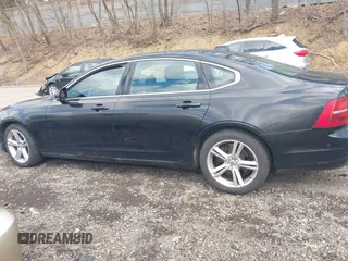 2018 Volvo S90 Momentum with VIN LVY982MK6JP036297, listed as a IAAI auction lot 42094817 with 285,693 mi miles. Bid and sale history available at carsss.com. Image 14.