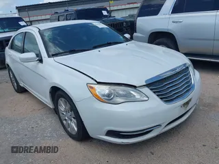 2014 Chrysler 200 LX z VIN 1C3CCBAB1EN231360, wystawiony jako IAAI lot #42433632 z przebiegiem 118 865 mil mil oraz . Historia ofert i sprzedaży dostępna na DreamBid. Obrazek 1.
