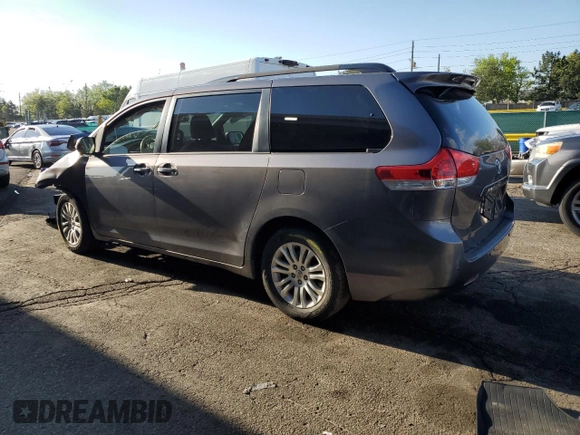 2014 Toyota Sienna XLE z VIN 5TDYK3DC6ES524504, wystawiony jako Copart lot #56509235 z przebiegiem Nie podano mil oraz Szkoda całkowita • Salvage title. Historia ofert i sprzedaży dostępna na DreamBid. Obrazek 2.