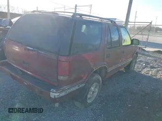 1997 Chevrolet Blazer LS z VIN 1GNDT13W3V2232285, wystawiony jako IAAI lot #41710231 z przebiegiem 1 930 079 mil mil oraz . Historia ofert i sprzedaży dostępna na DreamBid. Obrazek 4.