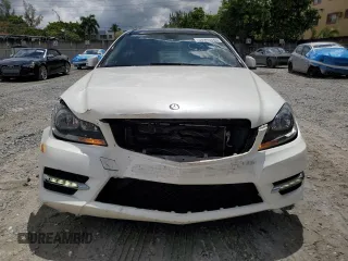 2013 Mercedes-Benz C 250 z VIN WDDGJ4HB8DG031492, wystawiony jako Copart lot #56948645 z przebiegiem 80 972 mil mil oraz Szkoda całkowita • Salvage title. Historia ofert i sprzedaży dostępna na DreamBid. Obrazek 5.