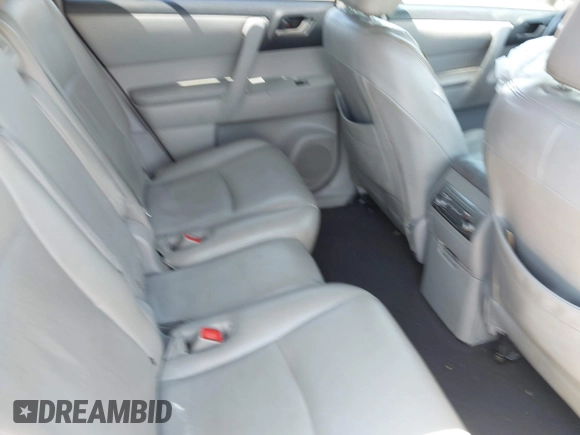 2011 Toyota Highlander z VIN 5TDBK3EH7BS064202, wystawiony jako IAAI lot #42288284 z przebiegiem 166 883 mil mil oraz . Historia ofert i sprzedaży dostępna na DreamBid. Obrazek 8.