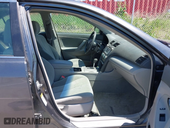 2008 Toyota Camry LE z VIN 4T4BE46K88R013921, wystawiony jako IAAI lot #42198695 z przebiegiem 148 370 mil mil oraz . Historia ofert i sprzedaży dostępna na DreamBid. Obrazek 5.