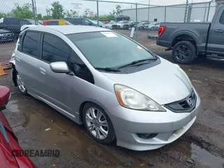 2011 Honda Fit Sport z VIN JHMGE8H58BC011228, wystawiony jako IAAI lot #42224010 z przebiegiem 109 420 mil mil oraz . Historia ofert i sprzedaży dostępna na DreamBid. Obrazek 1.