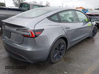 2025 Tesla Model 3 Long Range z VIN 5YJ3E1EA2SF885408, wystawiony jako IAAI lot #41778498 z przebiegiem 1 566 mil mil oraz . Historia ofert i sprzedaży dostępna na DreamBid. Obrazek 4.