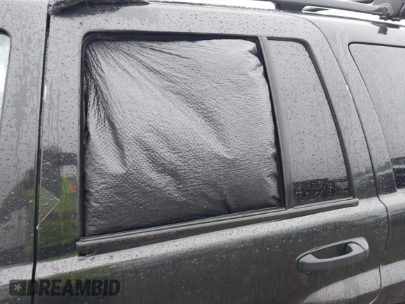 2004 Jeep Grand Cherokee Laredo with VIN 1J4GW48S74C390569, listed as a IAAI auction lot 42384503 with 191,530 mi miles and . Bid and sale history available at DreamBid. Image 6.
