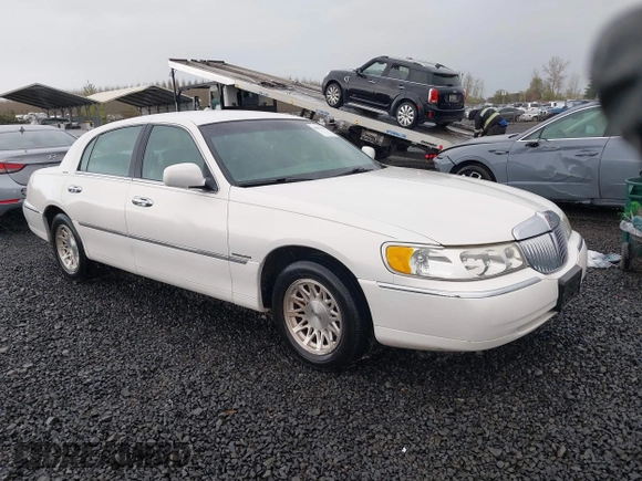 1999 Lincoln Town Car Signature z VIN 1LNFM82W0XY603679, wystawiony jako IAAI lot #41871509 z przebiegiem 109 638 mil mil oraz . Historia ofert i sprzedaży dostępna na DreamBid. Obrazek 1.