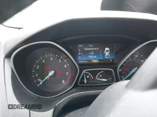 2018 Ford Focus SE z VIN 1FADP3F25JL255840, wystawiony jako IAAI lot #41852913 z przebiegiem 64 010 mil mil oraz . Historia ofert i sprzedaży dostępna na DreamBid. Obrazek 7.