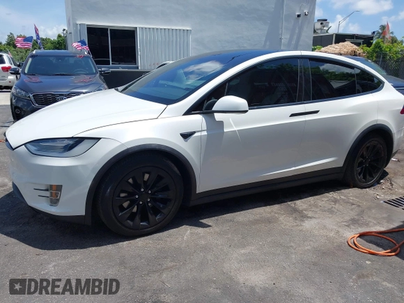 2017 Tesla Model X 90D z VIN 5YJXCBE25HF078198, wystawiony jako IAAI lot #42470050 z przebiegiem 66 850 mil mil oraz . Historia ofert i sprzedaży dostępna na DreamBid. Obrazek 10.
