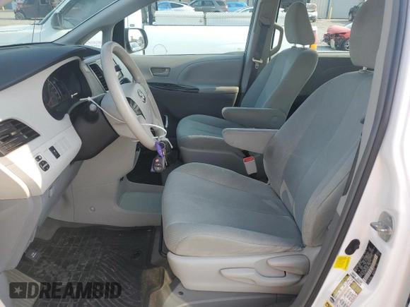 2013 Toyota Sienna L z VIN 5TDZK3DC7DS289663, wystawiony jako Copart lot #59146295 z przebiegiem 124 876 mil mil oraz Szkoda całkowita • Salvage title. Historia ofert i sprzedaży dostępna na DreamBid. Obrazek 7.