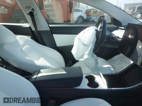 2020 Tesla Model 3 Standard Range Plus z VIN 5YJ3E1EA9LF599332, wystawiony jako IAAI lot #41563213 z przebiegiem Nie podano mil oraz . Historia ofert i sprzedaży dostępna na DreamBid. Obrazek 14.