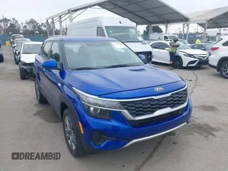 2021 Kia Seltos LX z VIN KNDEPCAA9M7076887, wystawiony jako IAAI lot #42346594 z przebiegiem 39 497 mil mil oraz . Historia ofert i sprzedaży dostępna na DreamBid. Obrazek 1.