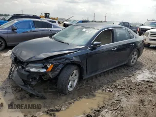 2013 Volkswagen Passat SE z VIN 1VWBH7A37DC132208, wystawiony jako Copart lot #54608025 z przebiegiem 125 052 mil mil oraz Szkoda całkowita • Salvage title. Historia ofert i sprzedaży dostępna na DreamBid. Obrazek 1.