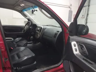 2005 Ford Escape Limited with VIN 1FMYU94115KB50317, listed as a IAAI auction lot 41852013 with 161,181 mi miles. Bid and sale history available at carsss.com. Image 5.