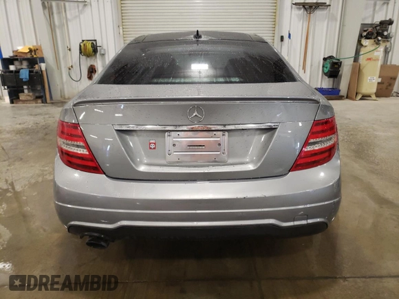 2013 Mercedes-Benz C 250 z VIN WDDGJ4HB6DF991593, wystawiony jako Copart lot #55407055 z przebiegiem 144 598 mil mil oraz Szkoda całkowita • Salvage title. Historia ofert i sprzedaży dostępna na DreamBid. Obrazek 6.