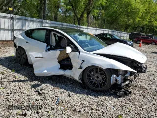 2024 Tesla Model 3 z VIN 5YJ3E1EA6RF734033, wystawiony jako Copart lot #52305665 z przebiegiem 21 081 mil mil oraz Szkoda całkowita • Salvage title. Historia ofert i sprzedaży dostępna na DreamBid. Obrazek 4.