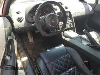 2013 Lamborghini Gallardo z VIN ZHWGU5AUXDLA13144, wystawiony jako Copart lot #62292543 z przebiegiem 15 171 mil mil oraz Szkody całkowita. Historia ofert i sprzedaży dostępna na DreamBid. Obrazek 8.