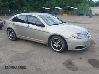 2014 Chrysler 200 LX z VIN 1C3CCBAB9EN125349, wystawiony jako IAAI lot #42305314 z przebiegiem 178 037 mil mil oraz . Historia ofert i sprzedaży dostępna na DreamBid. Obrazek 1.