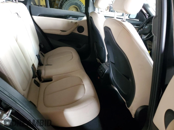 2021 BMW X1 sDrive28i z VIN WBXJG7C02M5S30154, wystawiony jako Copart lot #56076565 z przebiegiem 57 671 mil mil oraz Tytuł czysty. Historia ofert i sprzedaży dostępna na DreamBid. Obrazek 10.