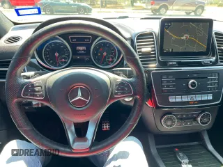 2016 Mercedes-Benz GLE 450 AMG z VIN 4JGED6EB2GA022685, wystawiony jako Copart lot #54209245 z przebiegiem 131 134 mil mil oraz Tytuł czysty. Historia ofert i sprzedaży dostępna na DreamBid. Obrazek 7.
