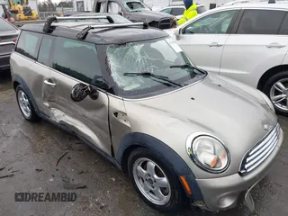 2011 MINI Clubman z VIN WMWZF3C55BT188172, wystawiony jako IAAI lot #41387090 z przebiegiem 176 300 mil mil oraz . Historia ofert i sprzedaży dostępna na DreamBid. Obrazek 6.