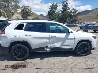 2020 Jeep Cherokee Latitude Plus z VIN 1C4PJLLB5LD625047, wystawiony jako IAAI lot #42246428 z przebiegiem 69 625 mil mil oraz . Historia ofert i sprzedaży dostępna na DreamBid. Obrazek 13.