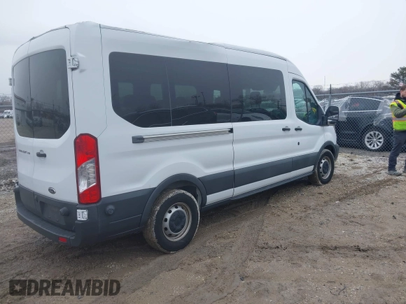 2016 Ford Transit Passenger XL z VIN 1FBZX2CM5GKA82811, wystawiony jako IAAI lot #41733437 z przebiegiem 31 959 mil mil oraz . Historia ofert i sprzedaży dostępna na DreamBid. Obrazek 4.
